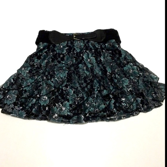 Vanity Lace Mini skirt size small - Picture 2 of 9